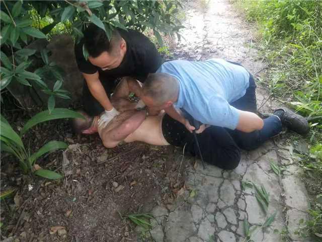 與戰友一道將販賣毒品犯罪嫌疑人王某制服.jpg