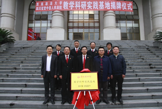 領導合影.jpg