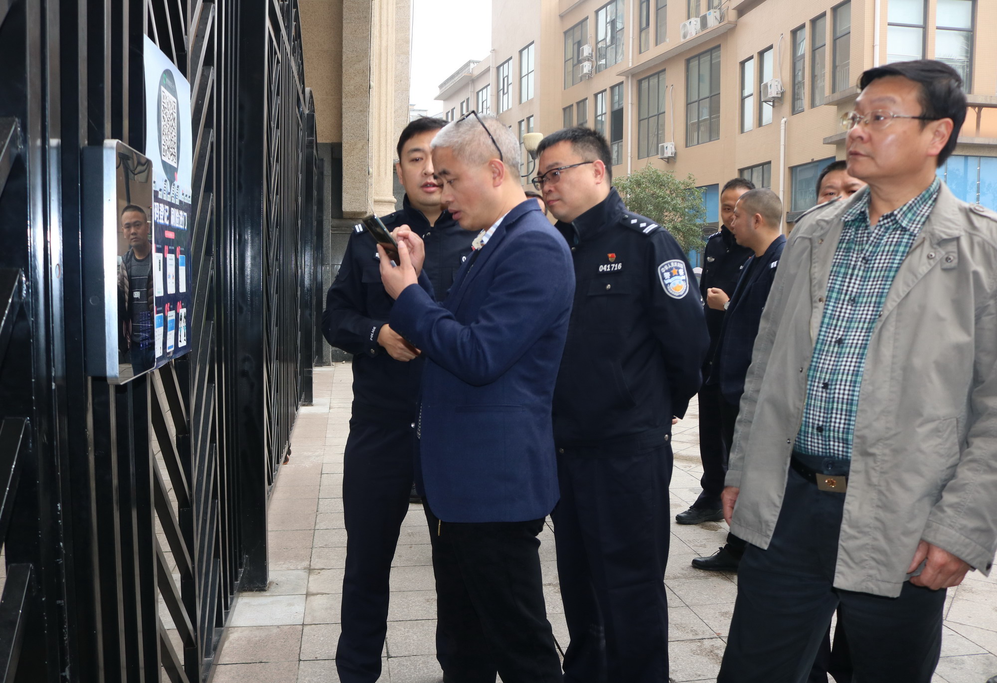 段應勇書記一行在“江尚明珠”小區測試門禁系統.jpg