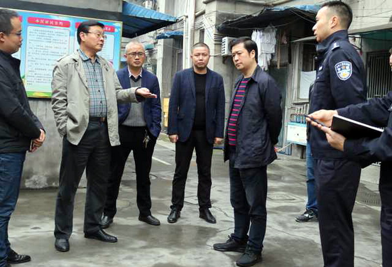 段應勇書記一行在“三無”小區調研.jpg