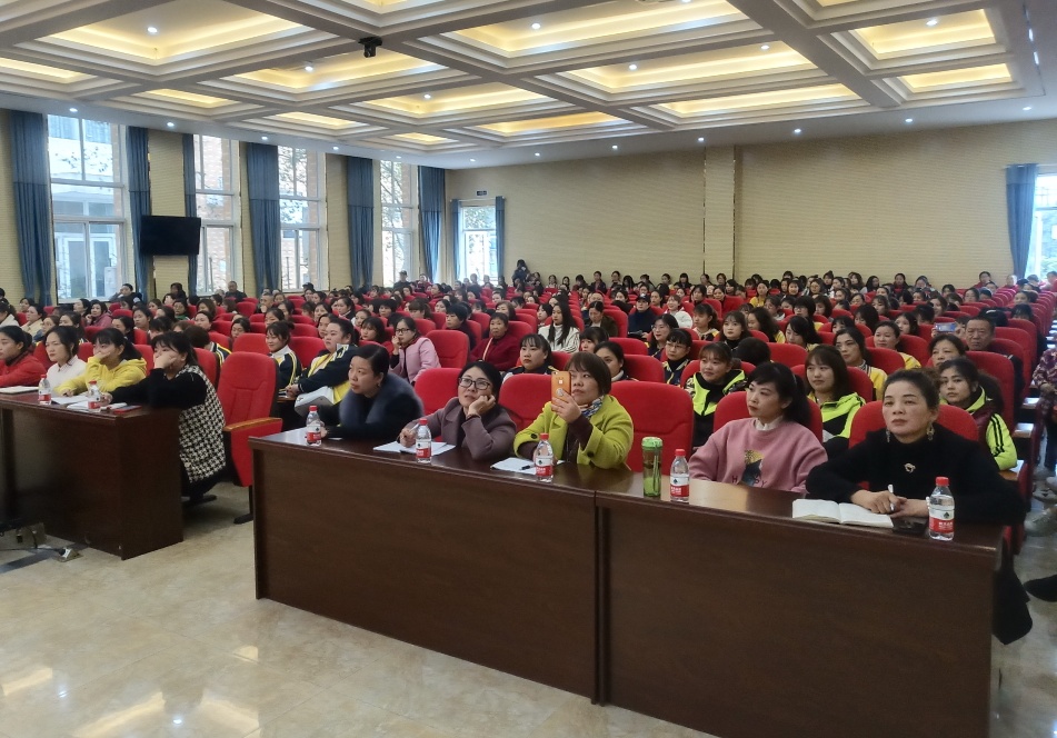 圖為參加培訓的教師在認真聽民警講課。_resized_20191118_043058519.jpg