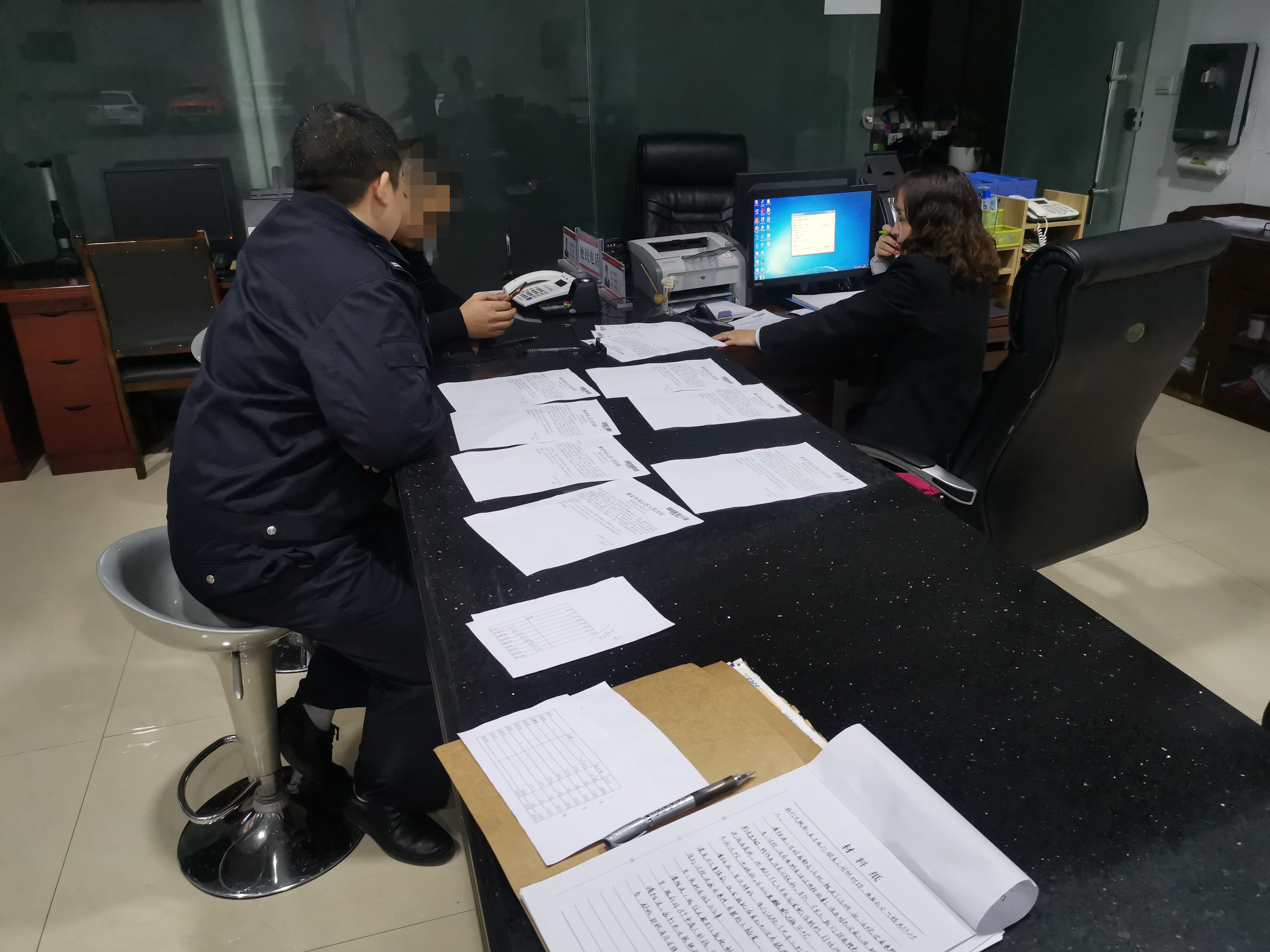 執結8個民工工資，圖為被執行人通過刷卡方式支付案款_副本.jpg
