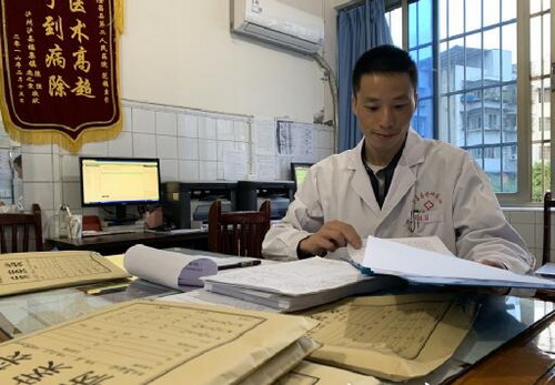 陳賢建查閱資料.jpg