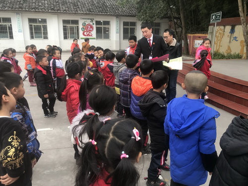 向師生講解憲法知識.jpg