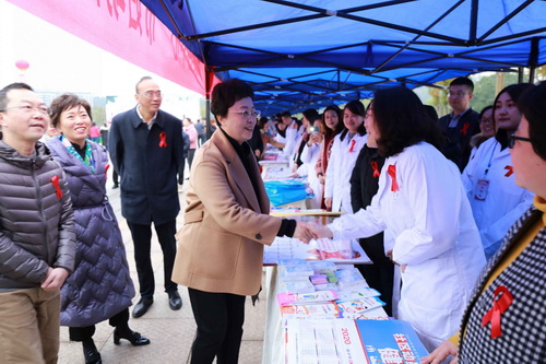 內江市婦幼保健院領導一行積極參加“世界艾滋病日”集中宣傳活動.jpg