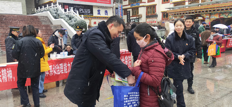 檢察干警向群眾發放宣傳資料_副本.jpg