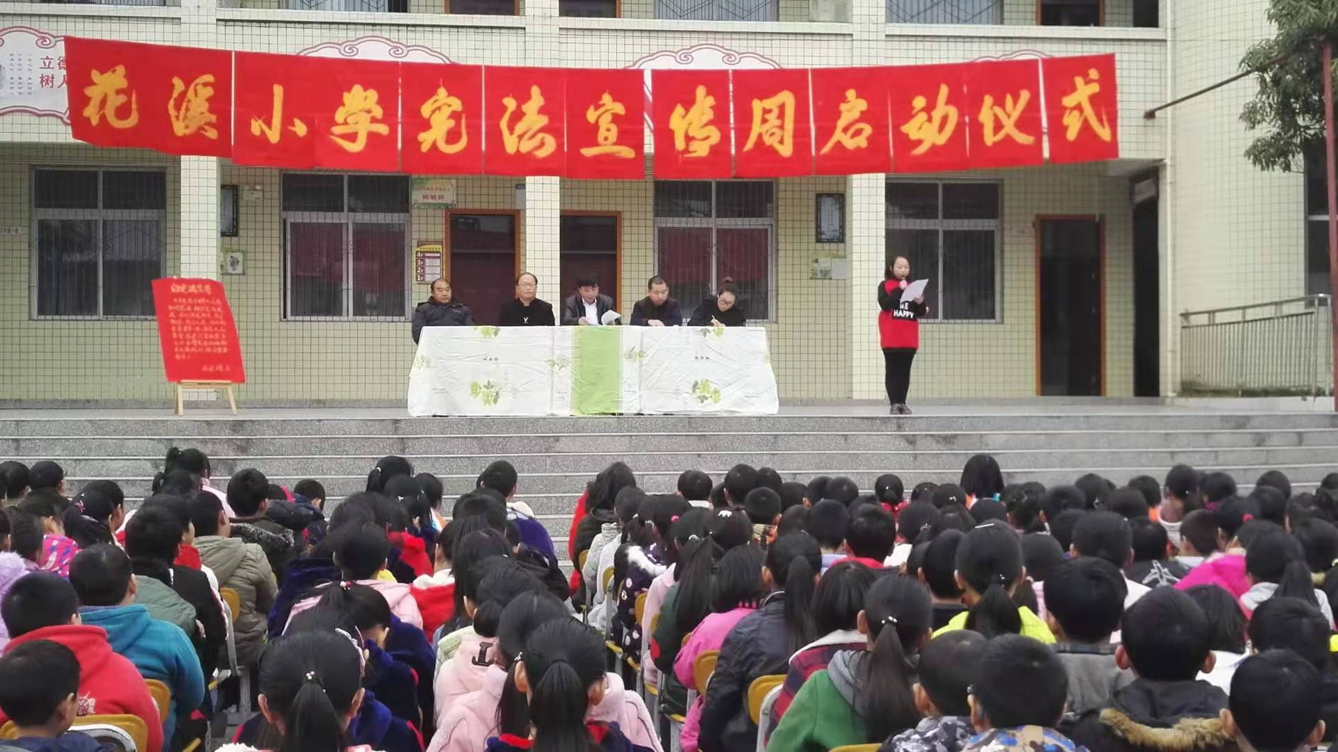 8（2）班學生李佳佳進行主題演講.jpg