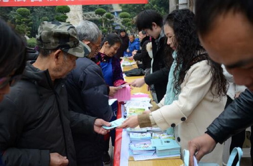 向市民發放普法宣傳資料.jpg