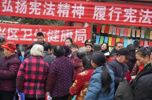 內江東興區衛健局積極參與“12.4”國家憲法日宣傳活動.jpg