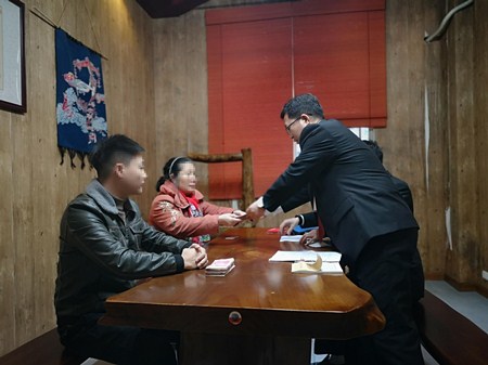 法官將司法救助金遞到申請執行人手中.jpg