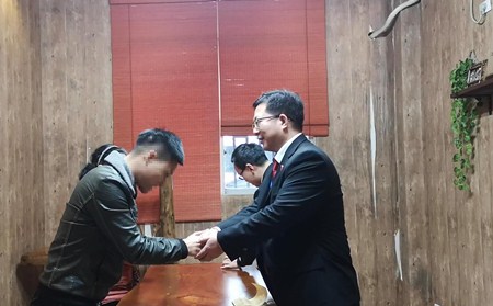 申請人緊緊握住執行法官的手，表示由衷的感謝.jpg