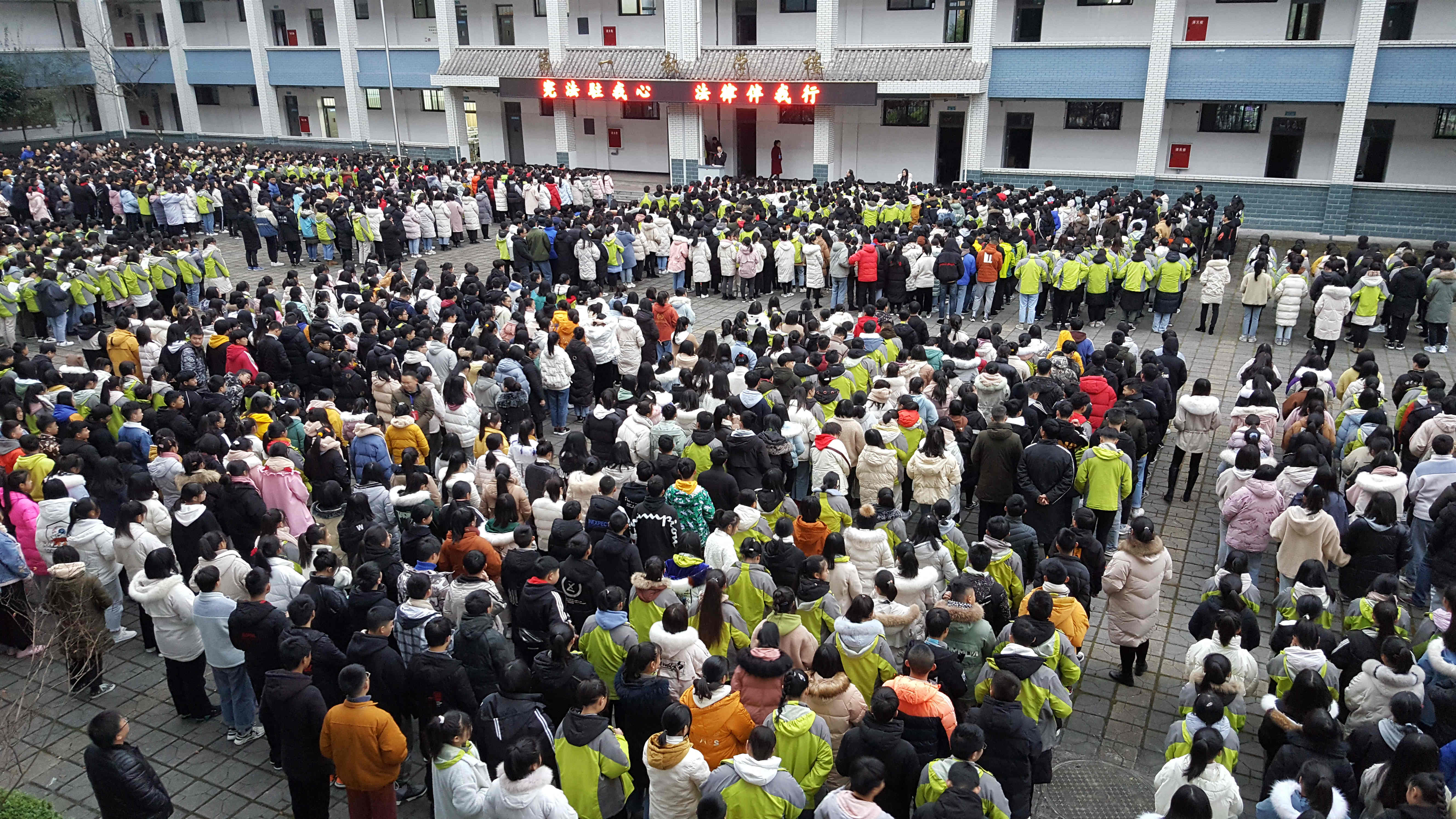 圖為法官在滎經中學為2000余名師生帶來“憲法駐我心  法律伴我行”操場盛宴。.jpg