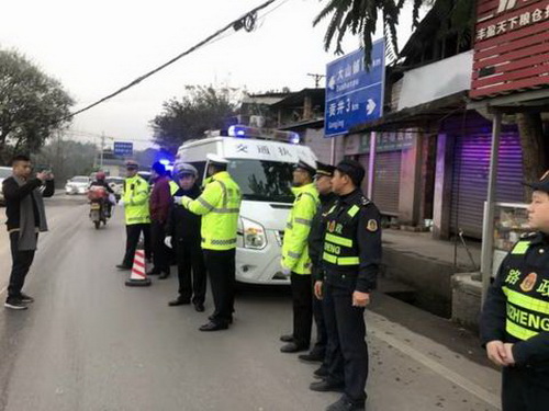 威貢警方開展跨區域聯合“治超”整治深入推進內自同城用警行動.jpg