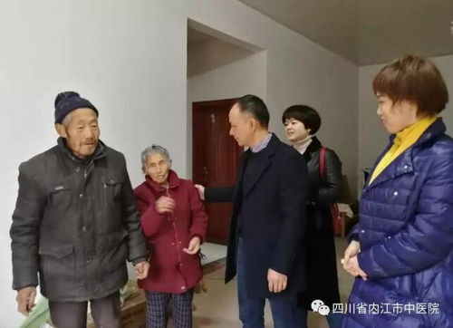 院長、黨委副書記阮履強走訪慰問貧困戶.jpg