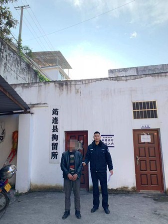 執行干警將“老賴”送進拘留所2.jpg