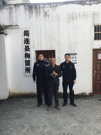 執行干警將“老賴”送進拘留所1.jpg