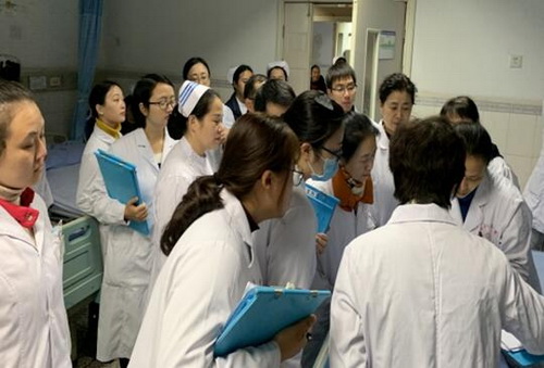吳崢崢教授帶領團隊深入病房教學查房.jpg