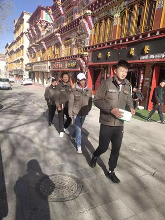 網(wǎng)絡(luò)員穿梭于城市的大街小巷.jpg