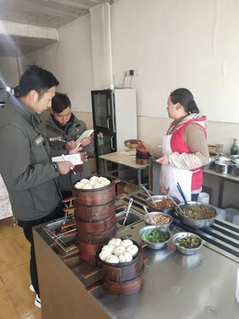 網(wǎng)格員上門為民辦事.jpg
