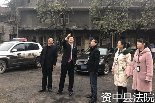 王邦習院長第一時間率隊到資中法院察看人民法庭災情并慰問干警.jpg