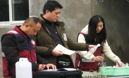 縣疾控中心工作人員在進行震后水質監測圖二.jpg