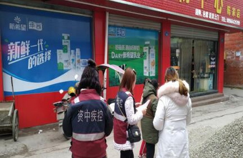 縣疾控中心工作人員在發放震后疾病防控宣傳單.jpg