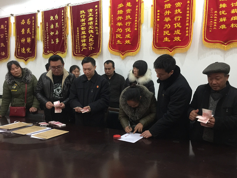 申請(qǐng)執(zhí)行人排隊(duì)領(lǐng)工資款 (1)_副本.jpg