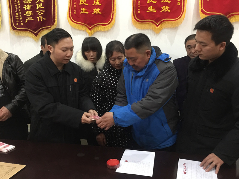 申請(qǐng)執(zhí)行人排隊(duì)領(lǐng)工資款 (5)_副本.jpg