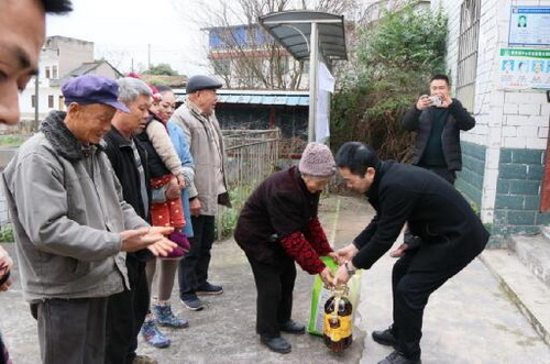 隆昌市審計局新年前夕慰問貧困戶圖二.jpg