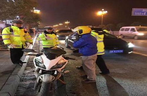 威遠交警大隊組織開展夜間摩托車“噪音污染”違法行為專項整治.jpg