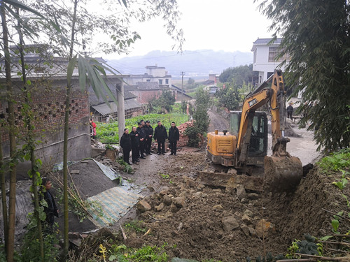 圖①：執(zhí)行法官現(xiàn)場指揮.JPG