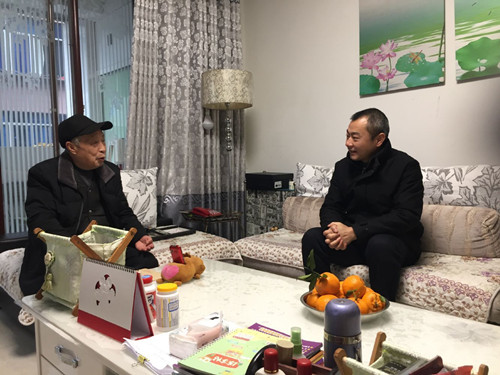 ①代理院長胡浩與老干部親切交談.jpg