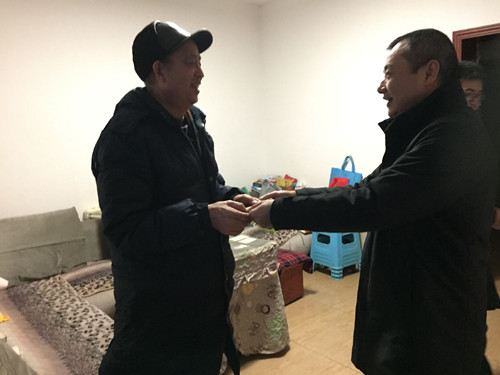 ③為老干部送上慰問金.jpg