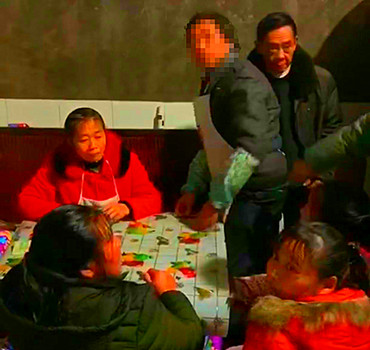③執行干警帶走打牌中的失信被執行人.jpg