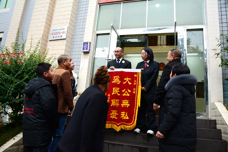 民工給法官送錦旗_副本.jpg