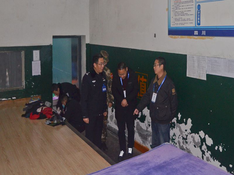 五通橋區(qū)檢察院對看守所開展節(jié)前監(jiān)管安全大檢查3.jpg