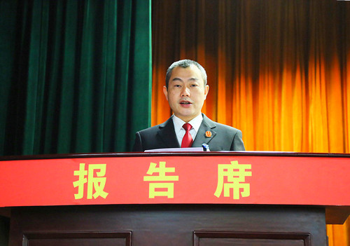 代理院長胡浩在大會上作工作報告.jpg