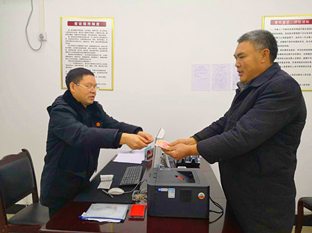申請人從執行干警手中接過執行款.jpg