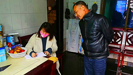 ②干警對家屬區入住人員進行摸排.jpg