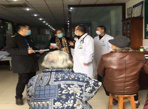 但功碧與執(zhí)法人員到藥店、診所檢查.jpg