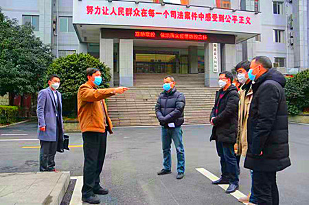 周志剛副院長到筠連縣法院督導疫情防控工作.jpg