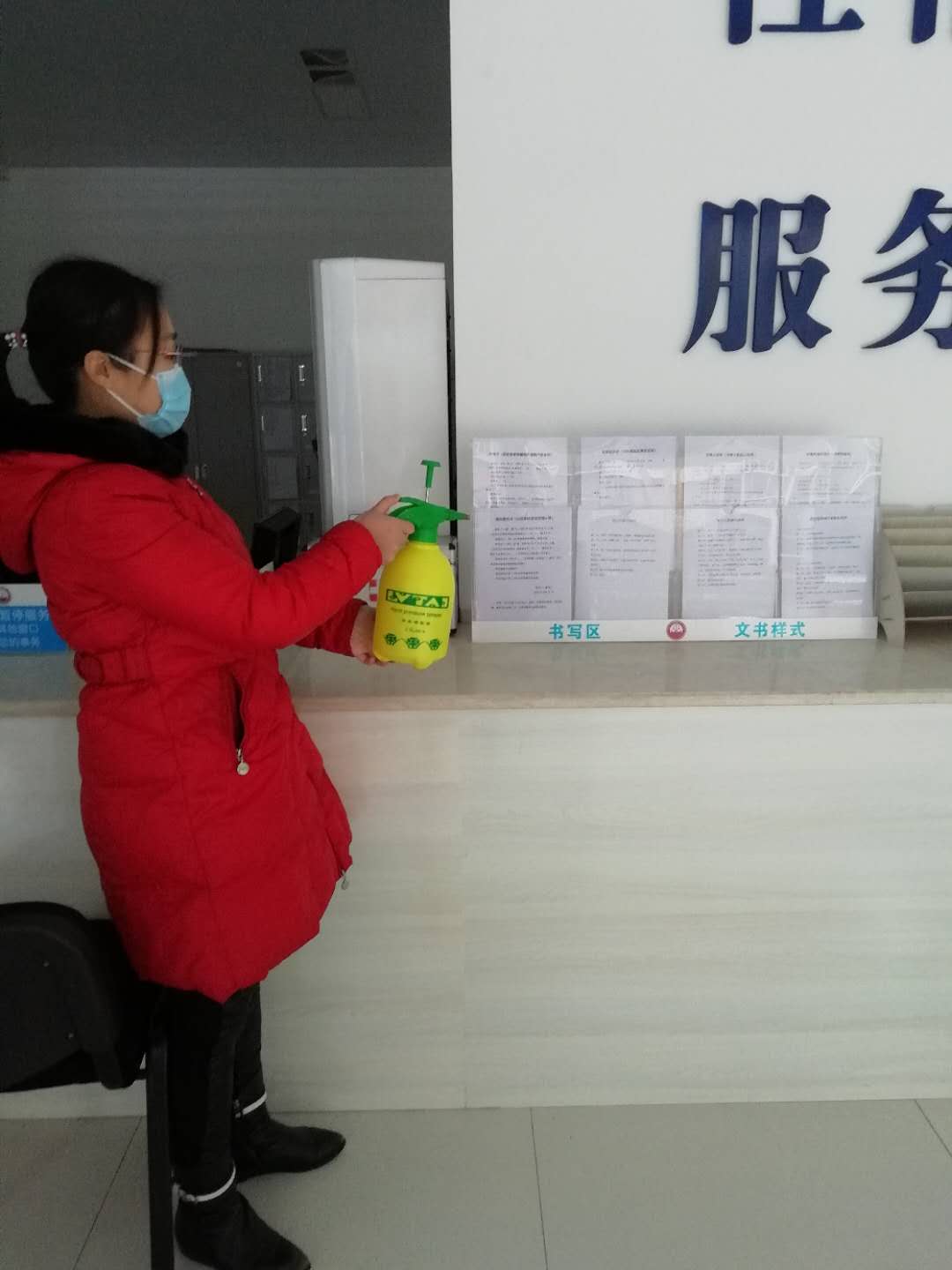 黃蔚藍在為立案庭消毒.jpg