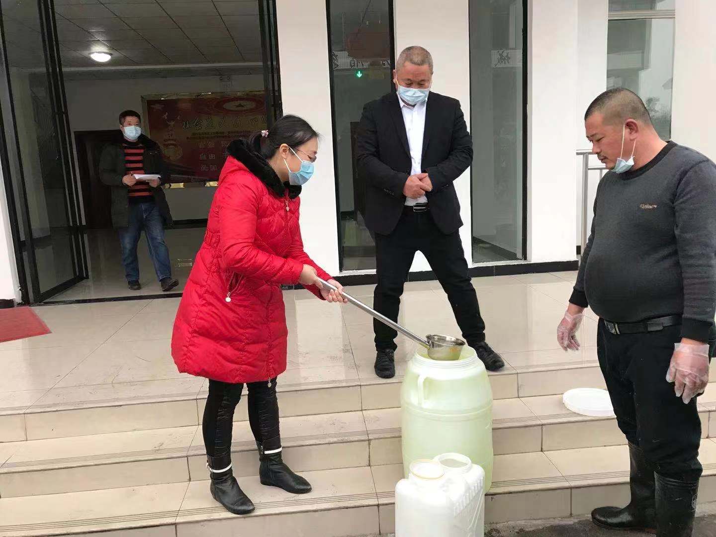 黃蔚藍正在購買消毒液.jpg