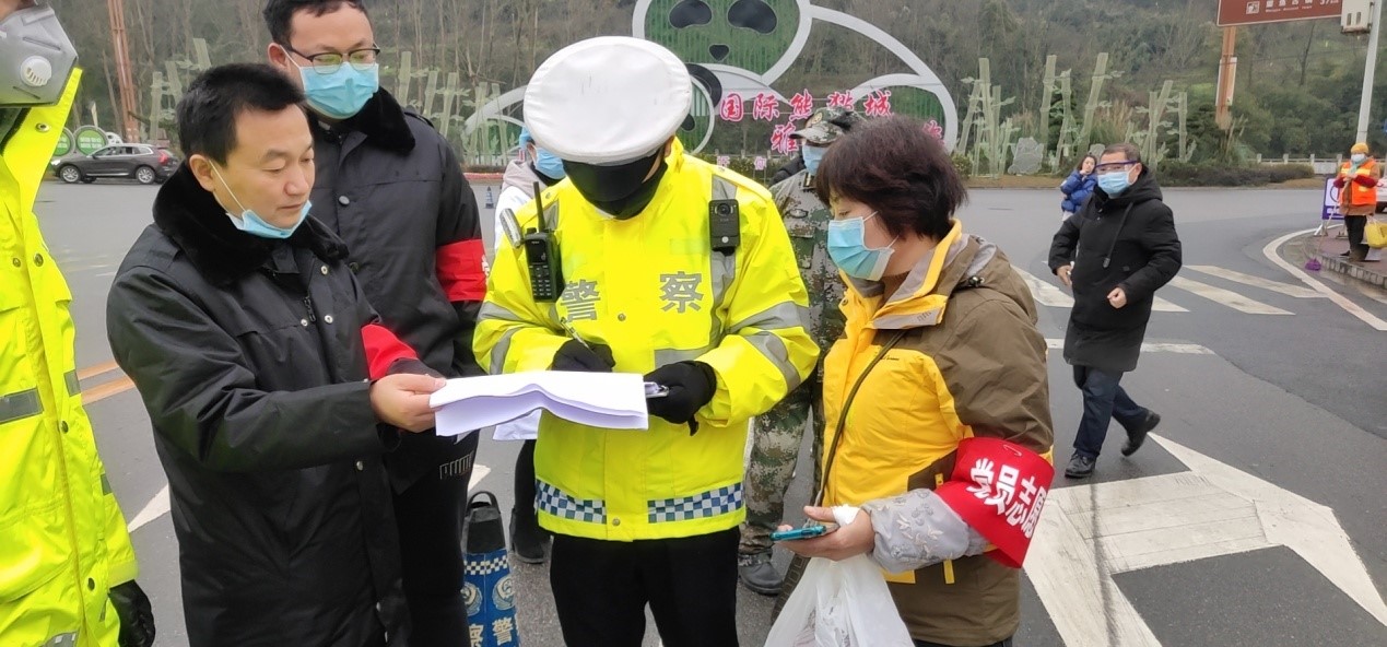 張云康協助交警勸返武漢返雅車輛.jpg