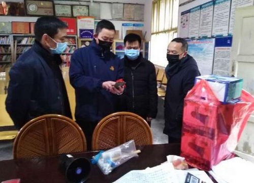 司法干部協(xié)助社區(qū)開展防疫排查.jpg