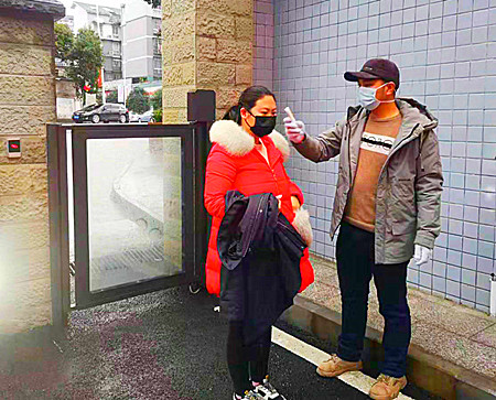 ①值班干警為同志們測量體溫.jpg