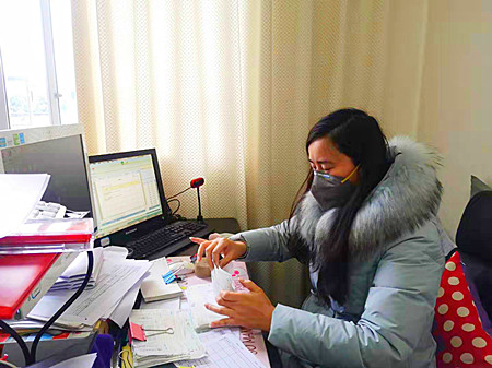⑤干警戴著口罩忙著各自的工作.jpg