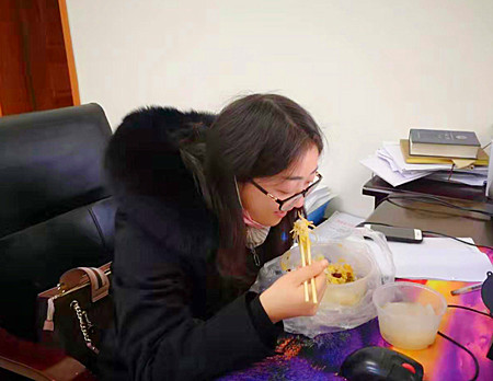 ⑦干警到各自辦公室用餐.jpg