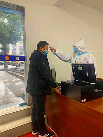 ③法警身著防護服為當事人測量體溫.jpg