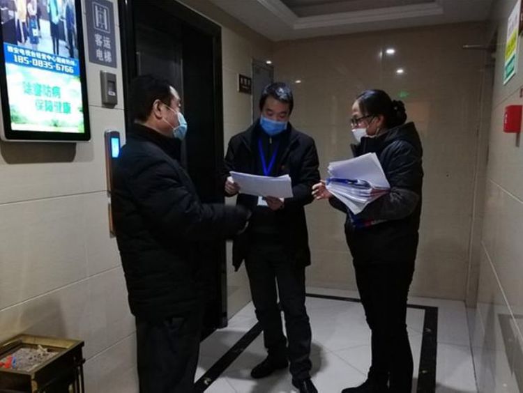 區市場監管局檢查電梯防疫消毒.jpg